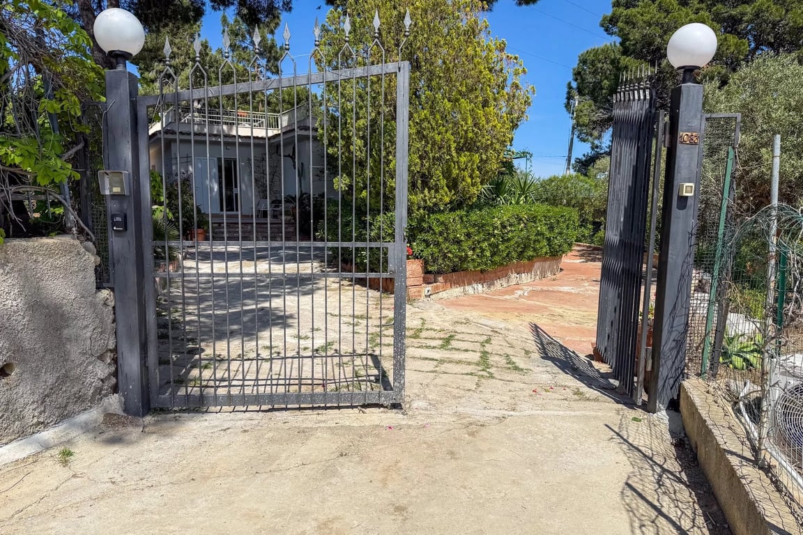 Villa in Salina - Image 2