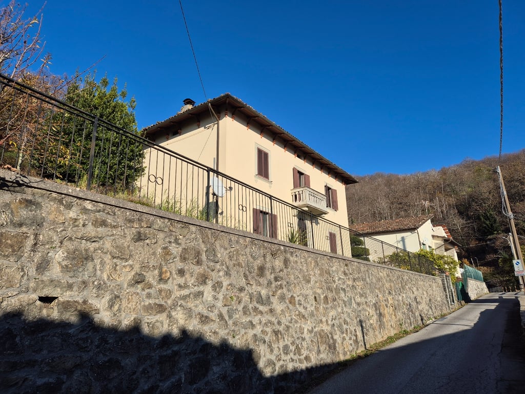 House in Castiglione di Garfagnana - Image 3