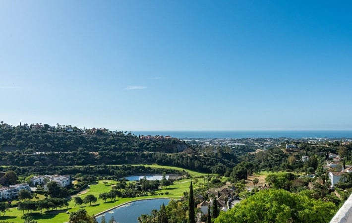 Apartment in Benahavis - view 1