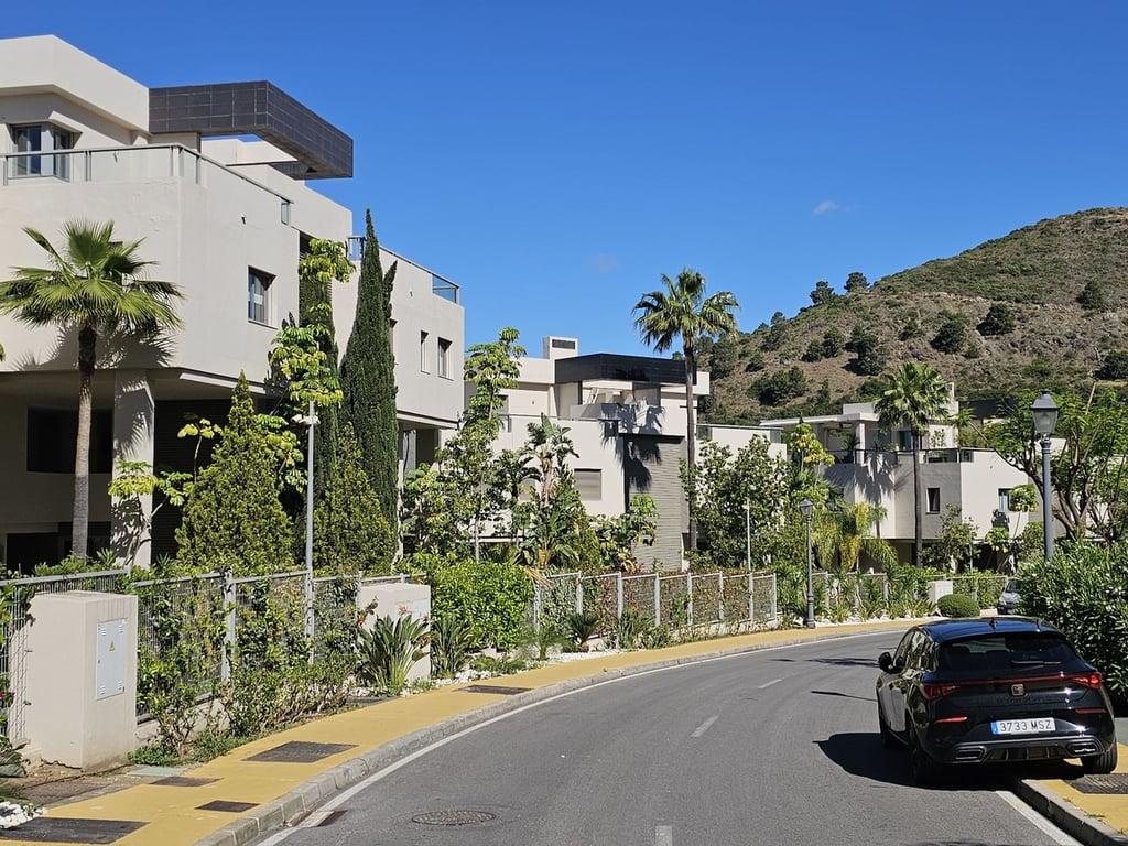 Apartment in Benahavis - Image 2