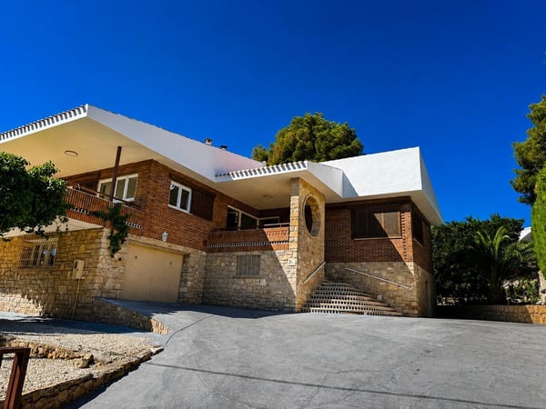 Villa in La Nucia - view 1