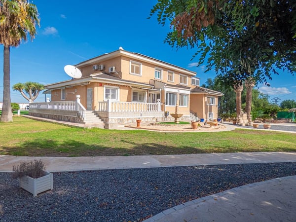 Villa in San Miguel de Salinas - view 1