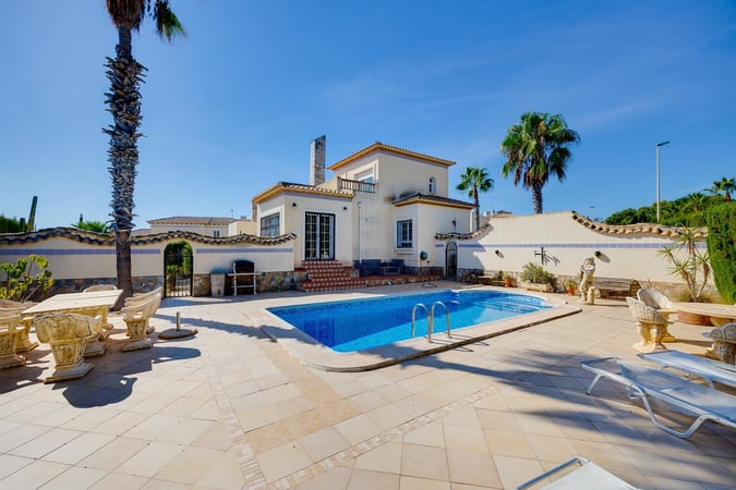 Villa in Urbanizacion los Balcones - view 1