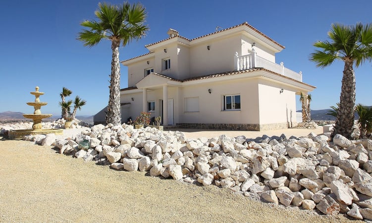 Villa in Pinoso - view 1