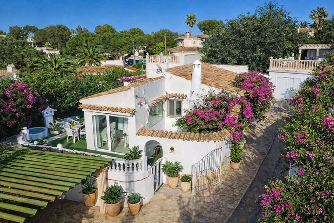 Villa in Santa Lucia - view 1