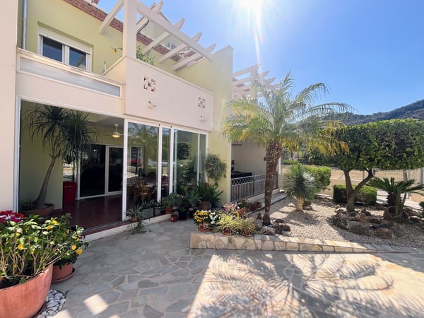 House in Rafol de Almunia - view 1