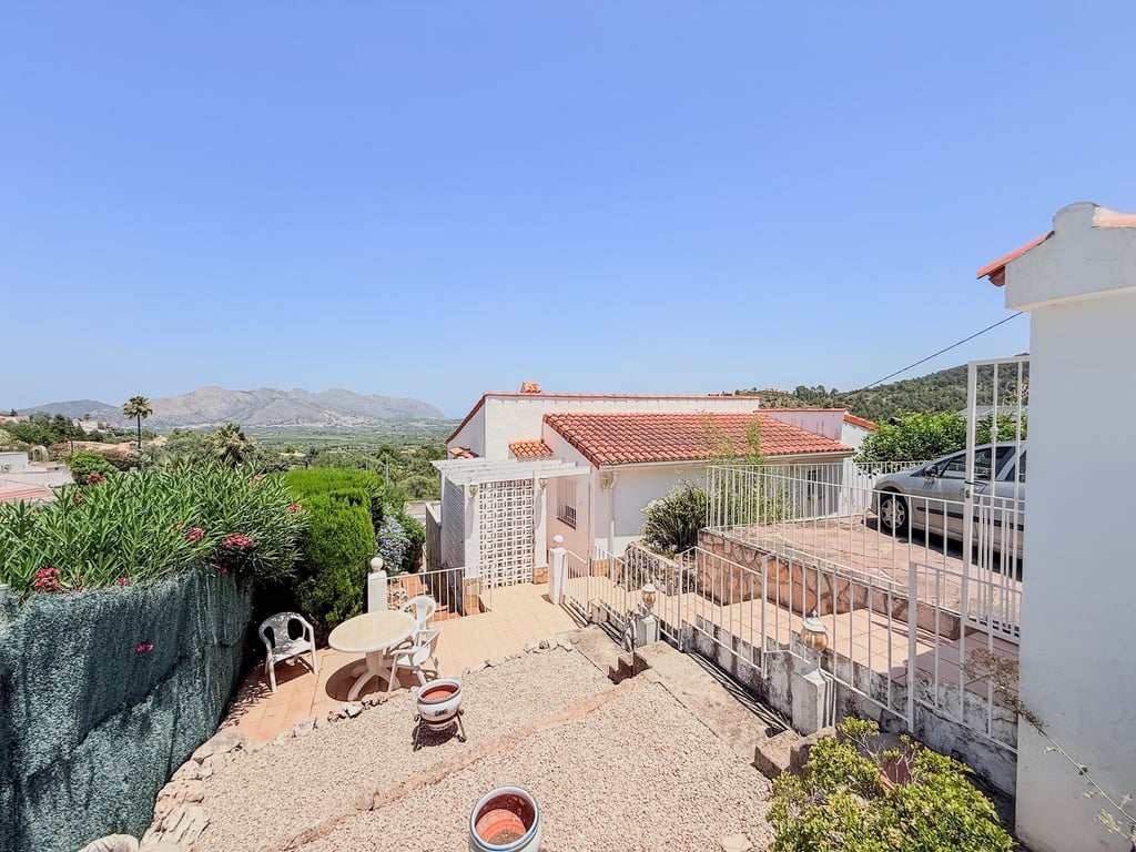Villa in Orba - Image 2