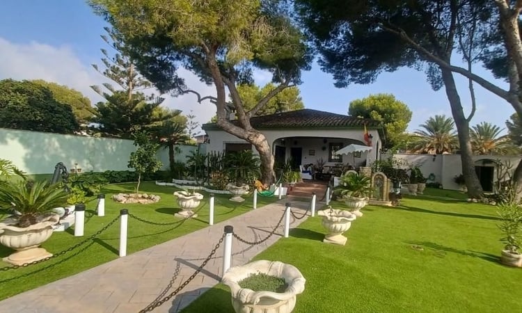 Villa in Mil Palmeras - view 1