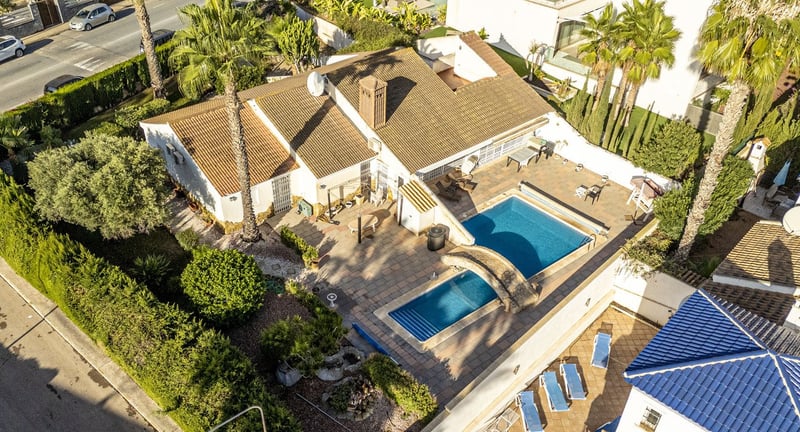 Villa in Desamparados - view 1