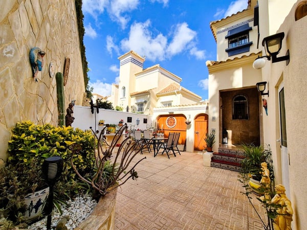 Villa in Villamartin - view 1