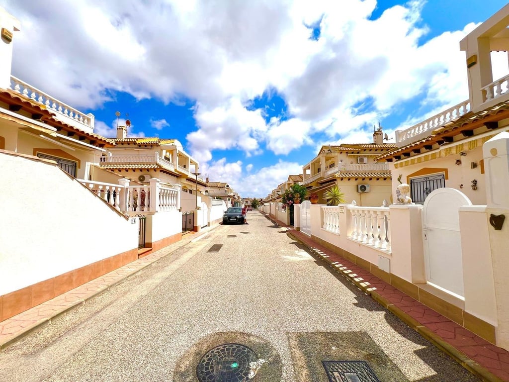 House in Urbanizacion los Balcones - Image 2