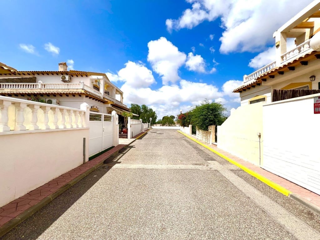House in Urbanizacion los Balcones - Image 3