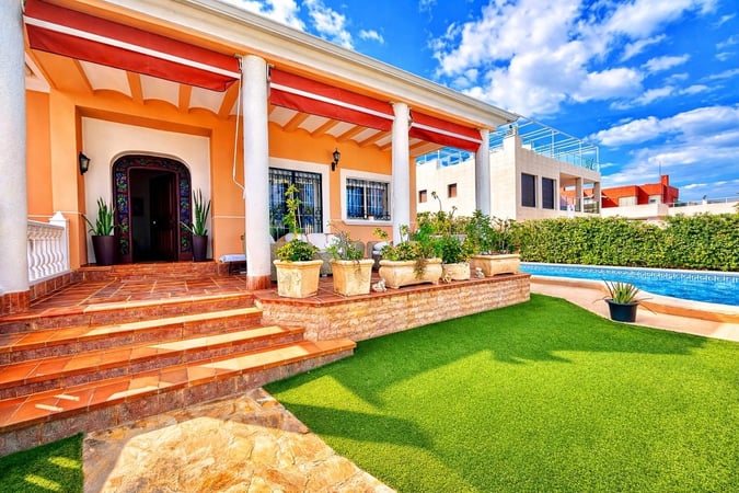 Villa in Torrelamata - view 1