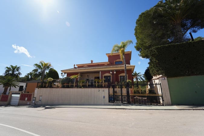 Villa in Mil Palmeras - view 1