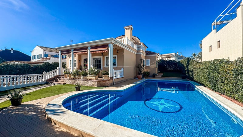 Villa in Torrelamata - view 1