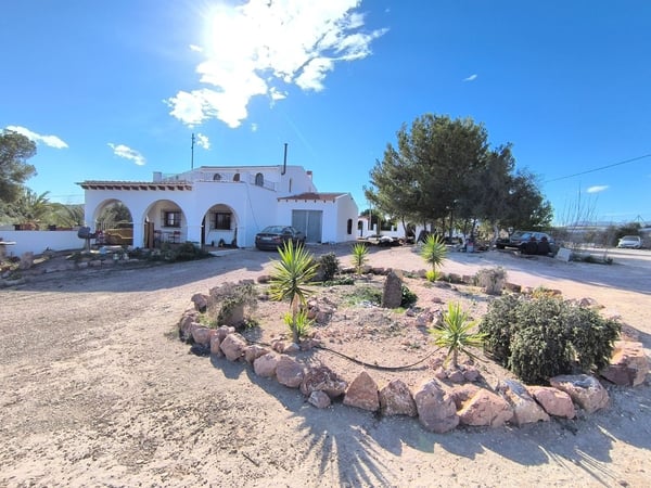 Villa in Novelda - view 1