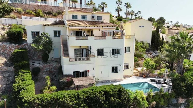 Villa in Villamartin - view 1