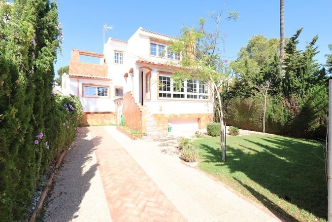 Villa in Villamartin - view 1