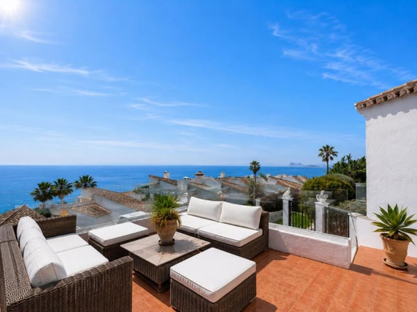 Villa in La Duquesa - view 1