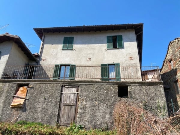 House in Camporgiano - view 1