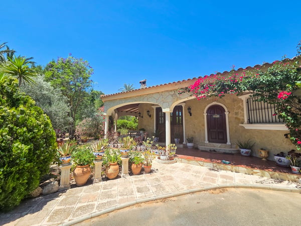 Villa in Elche - view 1