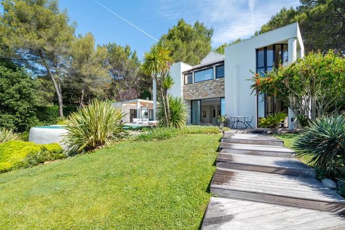 House in Eguilles - view 1