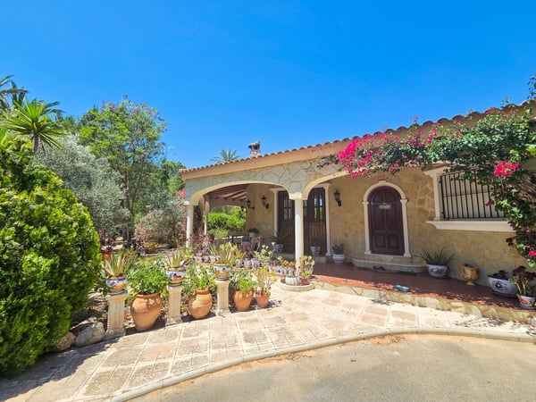 Villa in Elche - view 1