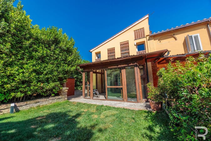House in Vinci - view 1