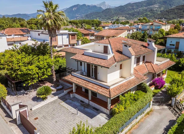 Villa in Montignoso - view 1