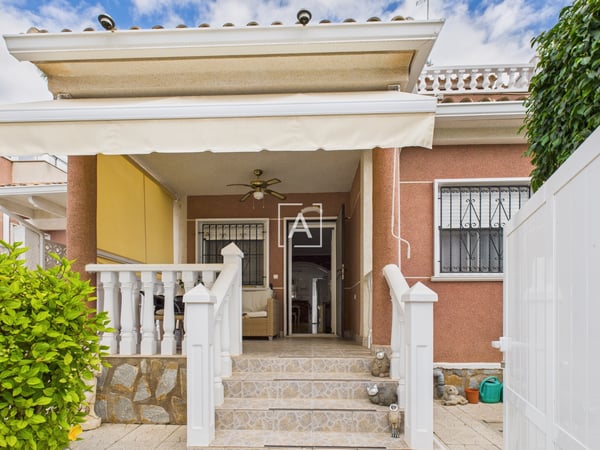 Villa in El Pinar de Campoverde - view 1