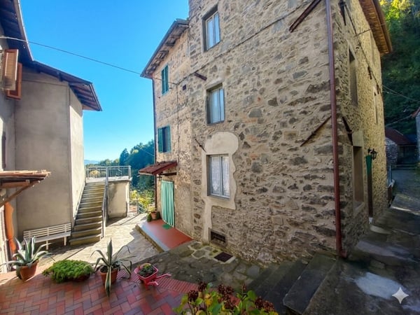 House in Camporgiano - view 1