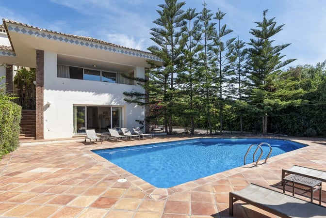 Villa in Benahavis - view 1