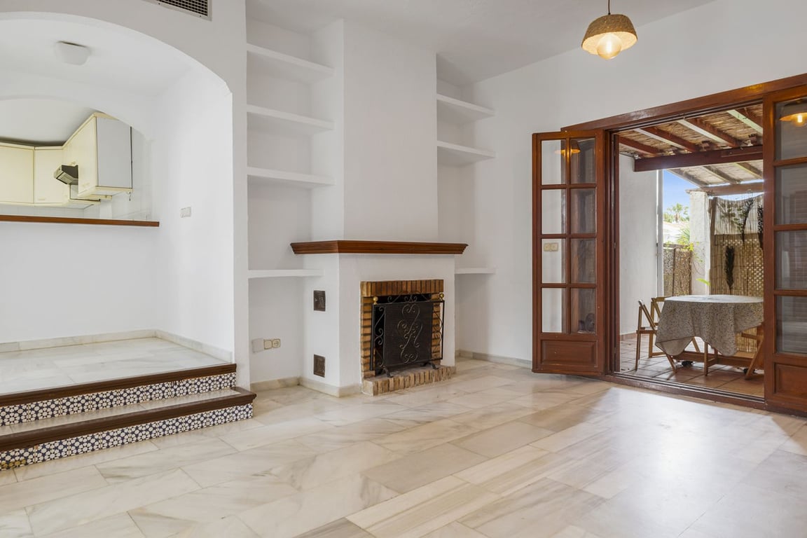 House in Estepona - Image 3