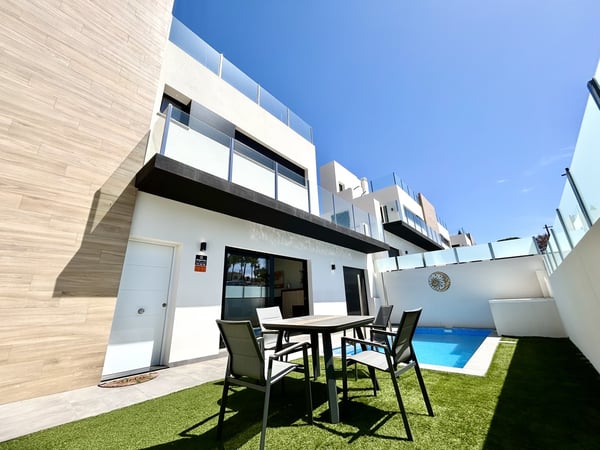 Villa in Villamartin - view 1