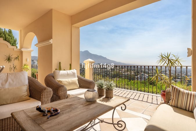 Apartment in Benahavis - view 1