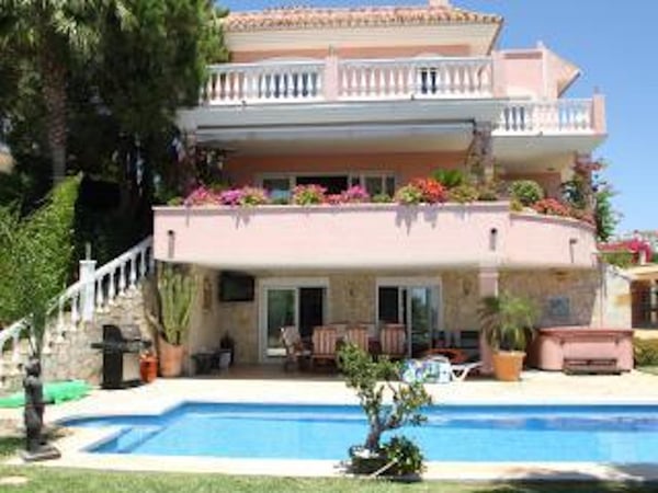 Villa in Sitio de Calahonda - view 1