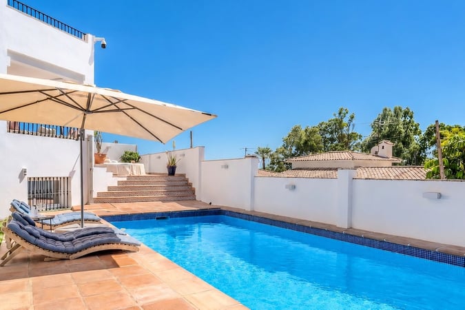 Villa in Nueva Andalucia - view 1