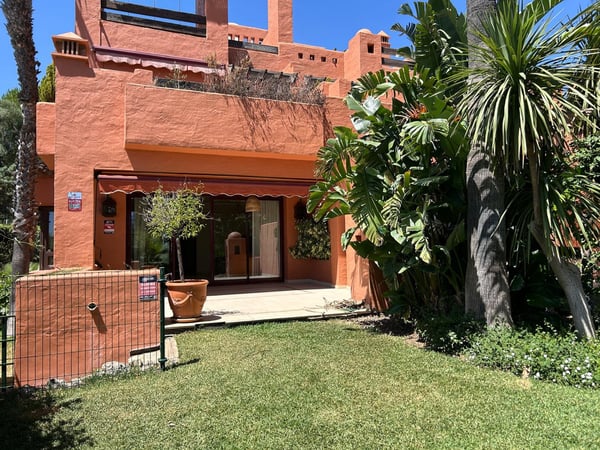 Villa in Nueva Andalucia - view 1
