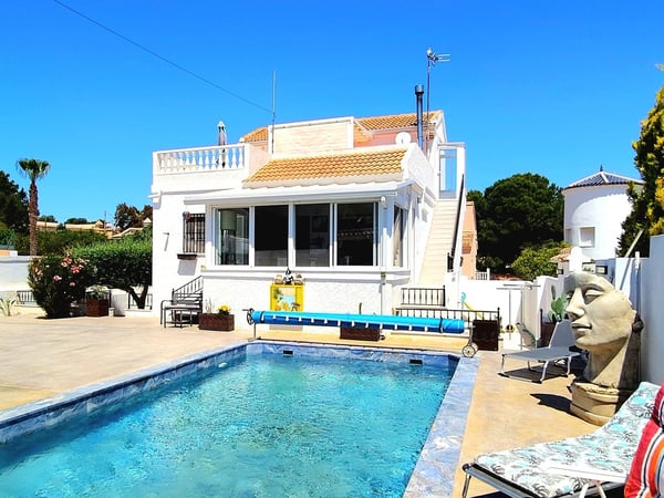 Villa in Villamartin - view 1