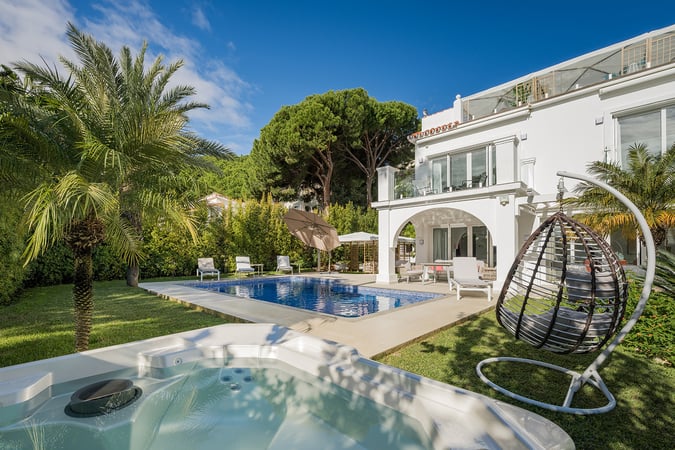 Villa in Artola - view 1