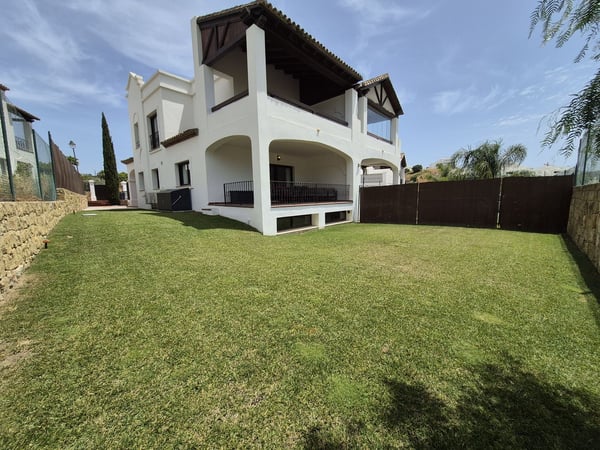 Villa in Estepona - view 1