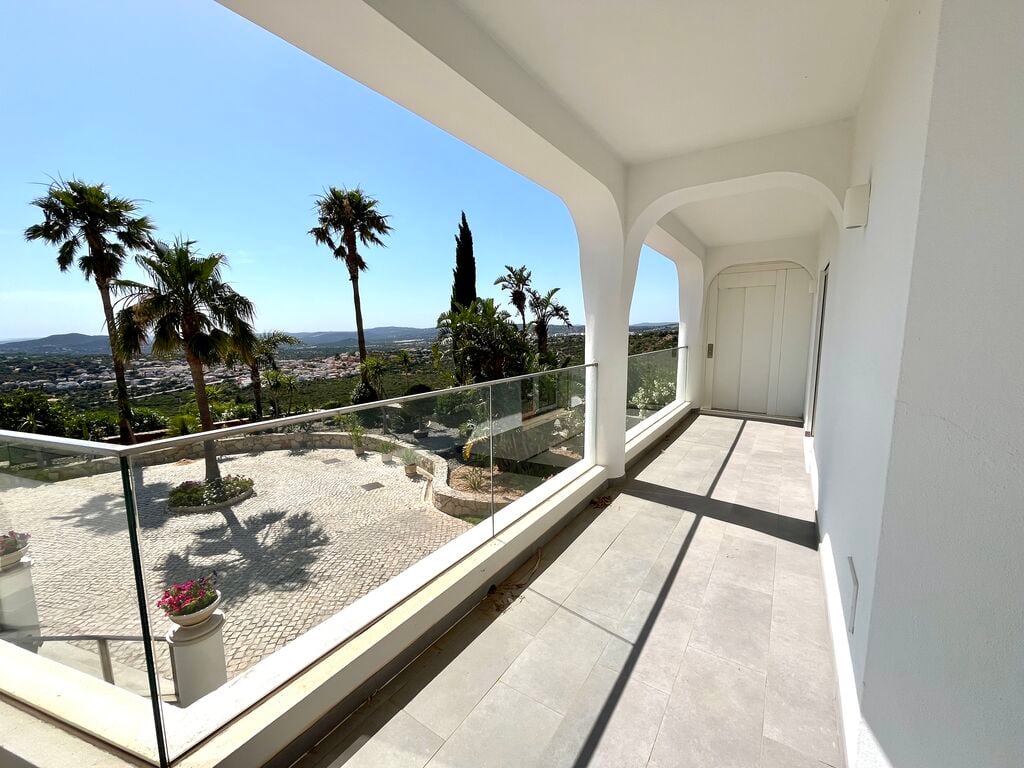 House in Santa Barbara de Nexe - Image 3