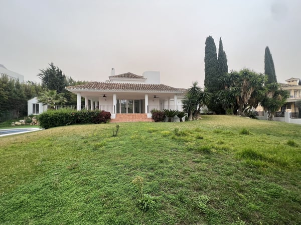Villa in Nueva Andalucia - view 1