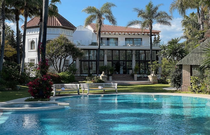 Villa in Nueva Andalucia - view 1