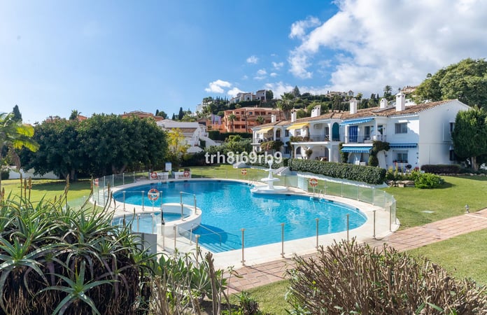 Apartment in Benahavis - view 1