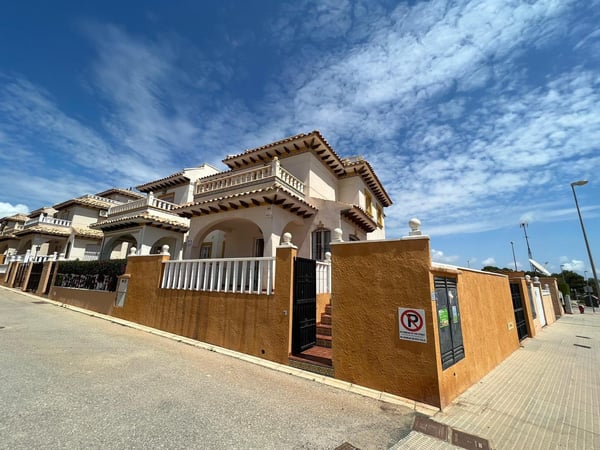House in La Zenia - view 1