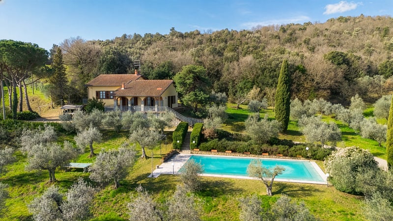 Villa in Monte San Savino - view 1