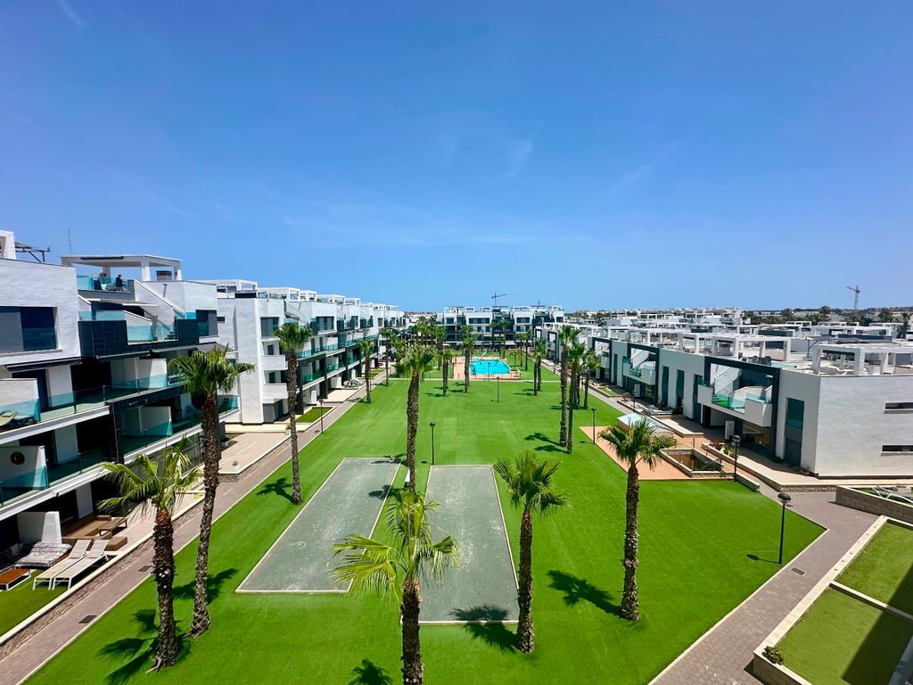 Apartment in Urbanizacion El Raso - Image 2