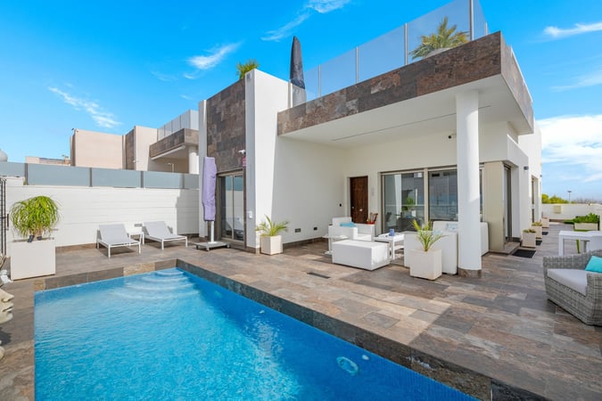 Villa in Villamartin - view 1