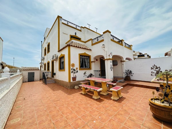 House in Desamparados - view 1
